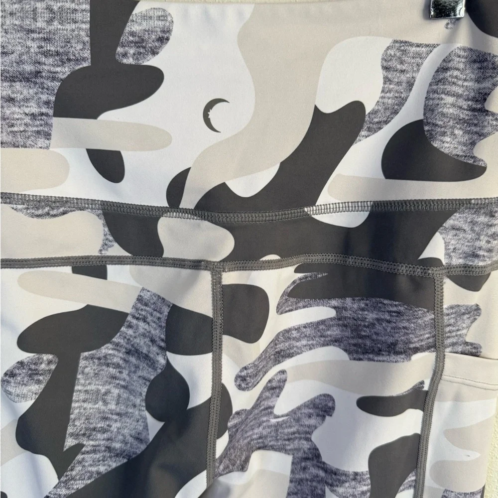 Zyia Active Camo High Rise Leggings 6-8 Athletic Workout - Picture 6 of 9